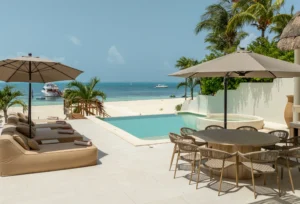 VILLA FLAMINGOS-VILLA DE LUJO FRENTE A LA MEJOR PLAYA DE CANCUN.